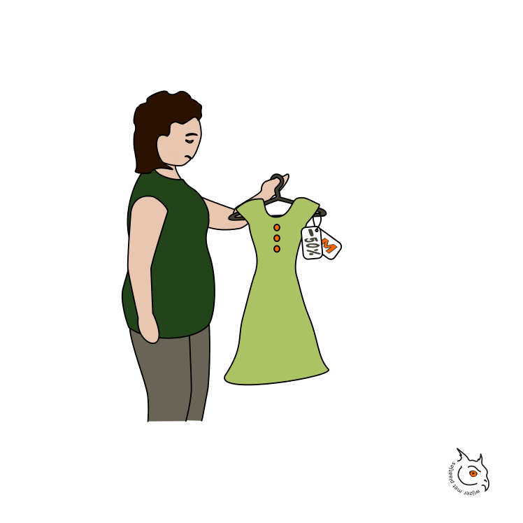 vrouw met overgewicht die een slank jurkje in de uitverkoop bekijkt